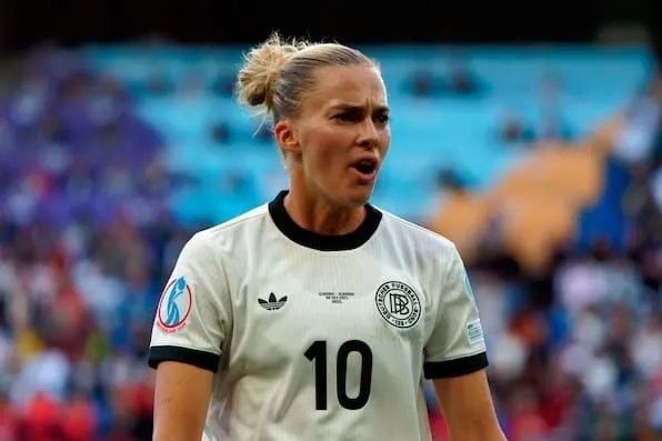 Laura Freigang Nationalspielerin deutet Liebesbeziehung an