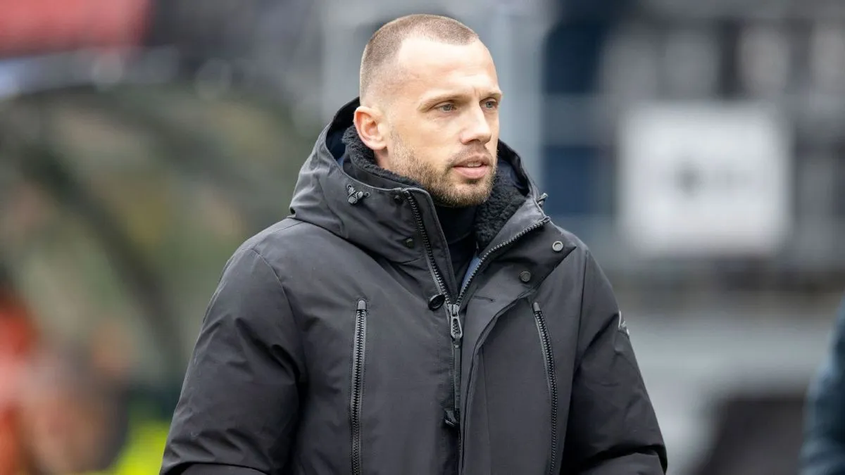 Hoe Ajax coach Heitinga zich voorbereidt op de wedstrijd tegen Heracles